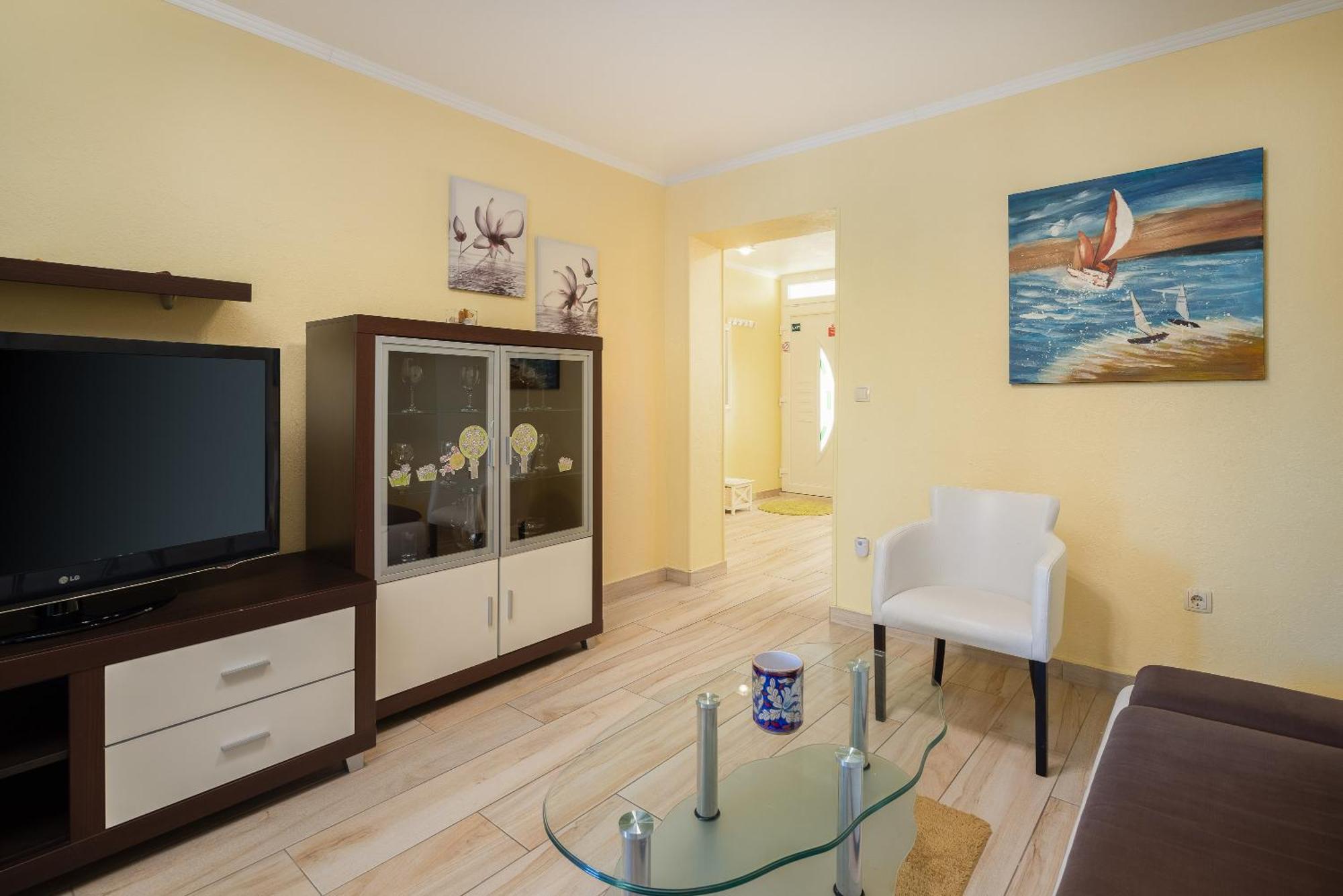 Perla - 2 Min To The & Free Parking Apartment Makarska