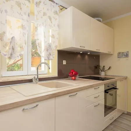 Perla Apartment - 2 Min To The Beach & Free Parking Makarska Exterior photo