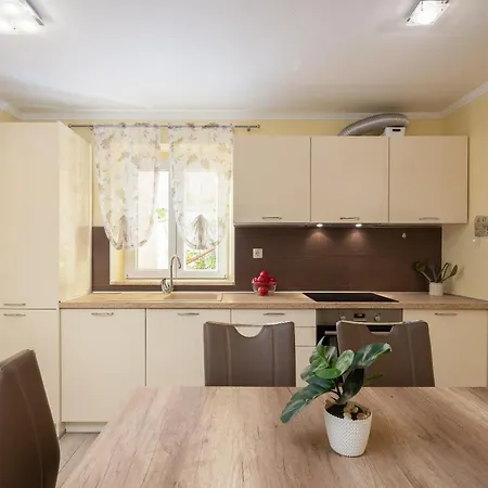 Perla Apartment - 2 Min To The Beach & Free Parking Makarska Exterior photo