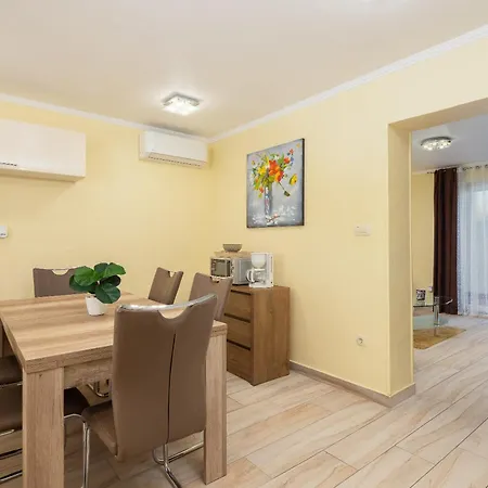 Perla Apartment - 2 Min To The Beach & Free Parking Makarska Exterior photo