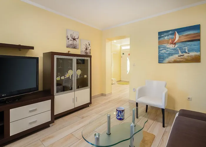 Perla Apartment - 2 Min To The Beach & Free Parking