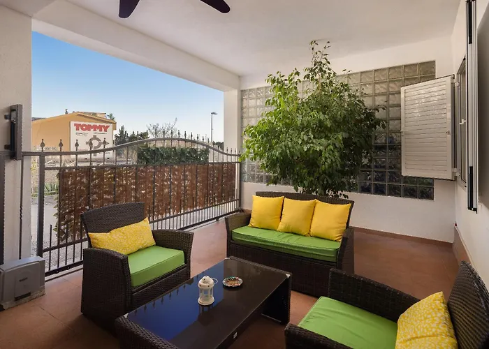 Perla Apartment - 2 Min To The Beach & Free Parking