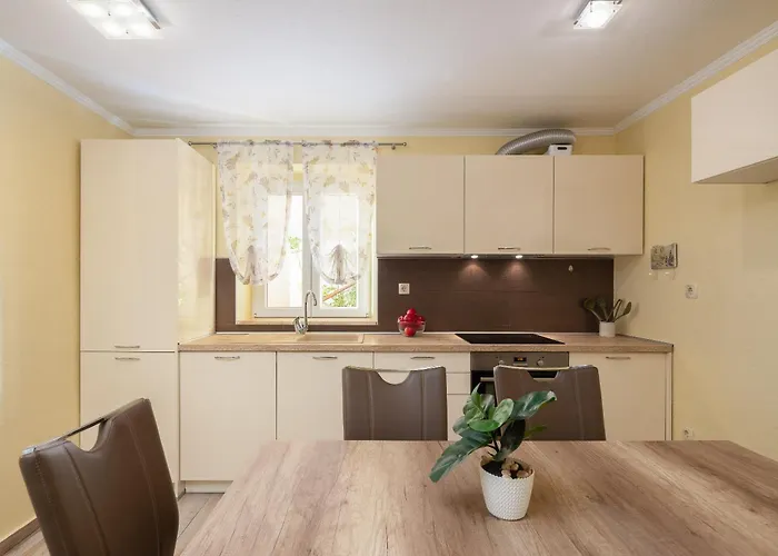 Perla Apartment - 2 Min To The Beach & Free Parking