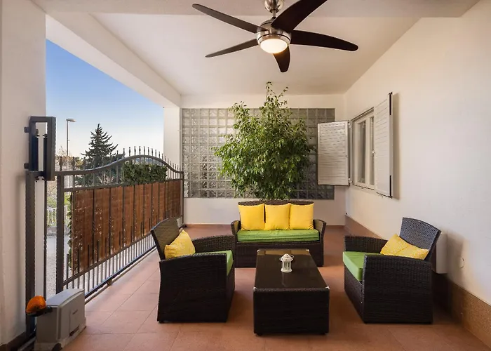 Perla Apartment - 2 Min To The Beach & Free Parking