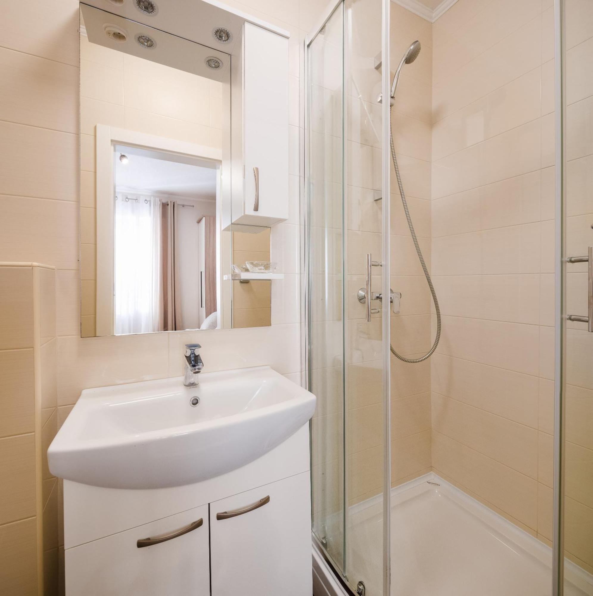 Apartment Perla - 2 Min To The & Free Parking