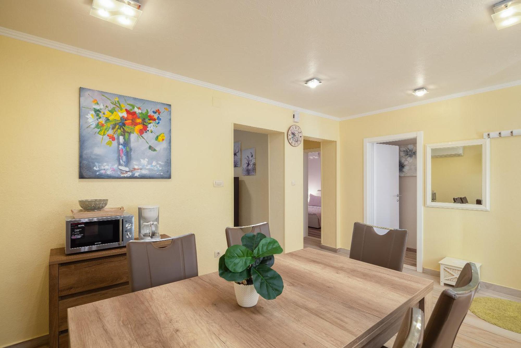 Apartment Perla - 2 Min To The & Free Parking Makarska