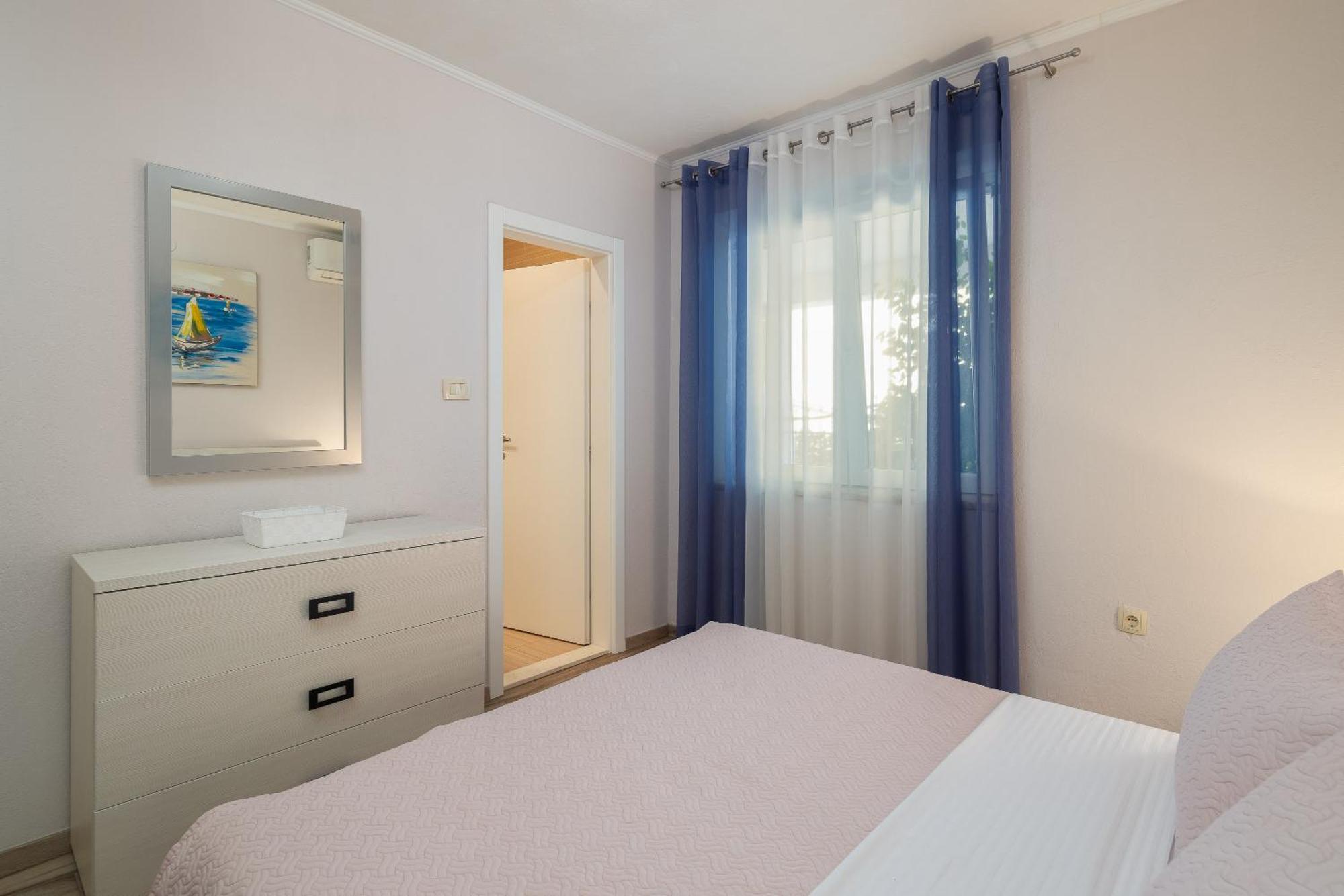 Perla - 2 Min To The & Free Parking Apartment Makarska