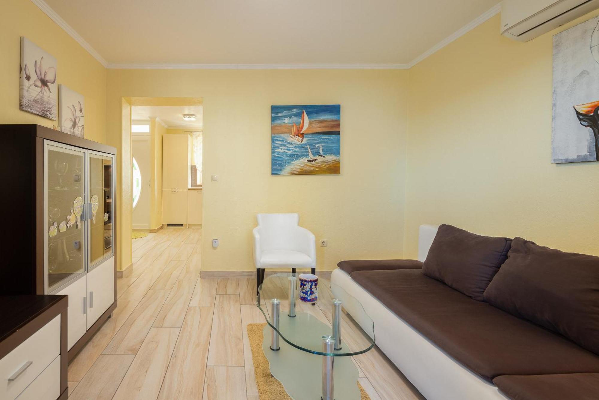 Apartment Perla - 2 Min To The & Free Parking Makarska